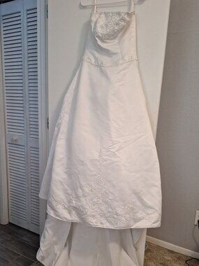 Beautiful wedding dress size 8